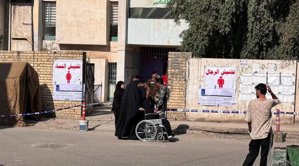 ناخبون عراقيون أمام مركز اقتراع في حي الشعلة غرب بغداد (الشرق الأوسط)