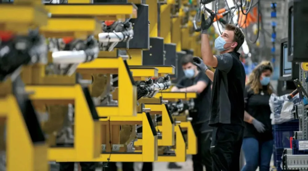 فنيون في مصنع للآلات الثقيلة بألمانيا (رويترز)