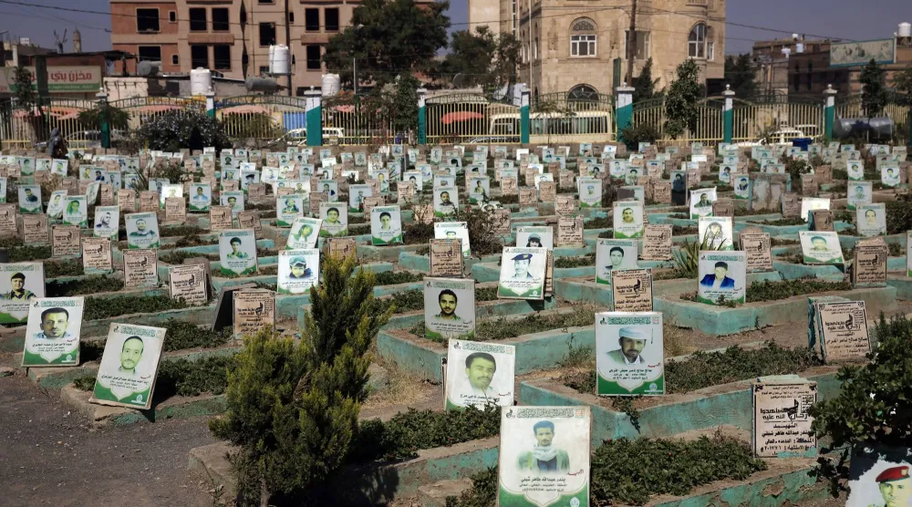 الحوثيون شيدوا مئات المقابر لقتلاهم في مختلف مناطق سيطرتهم (إ.ب.أ)