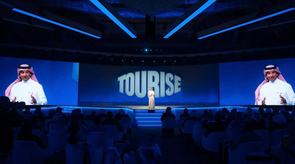 وزير السياحة السعودي متحدثاً في «تورايز 2025» (الشرق الأوسط) 