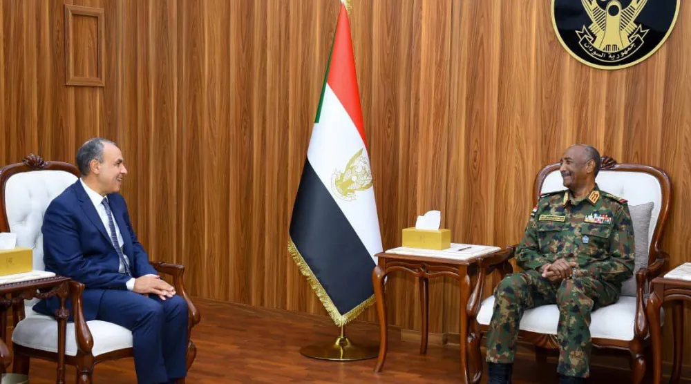 وزير الخارجية المصرية خلال لقائه قائد الجيش السوداني عبد الفتاح البرهان (الخارجية المصرية - فيسبوك)
