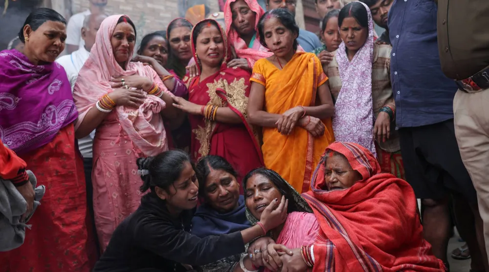 أفراد عائلة أحد قتلى انفجار السيارة المفخخة قبيل تشييعه في دلهي الثلاثاء (رويترز)