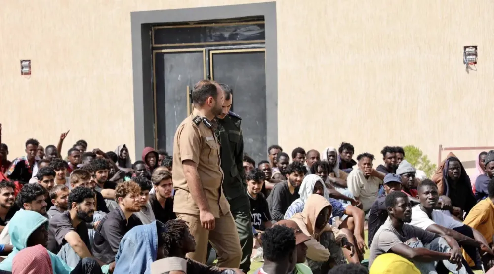 مئات من المهاجرين المحتجزين بمركز «بئر الغنم» في غرب ليبيا سبتمبر الماضي (جهاز مكافحة الهجرة)