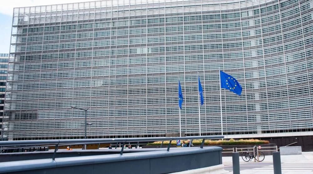 أعلام الاتحاد الأوروبي أمام مبنى بيرلايمونت في بروكسل، مقر المفوضية الأوروبية (د.ب.أ)