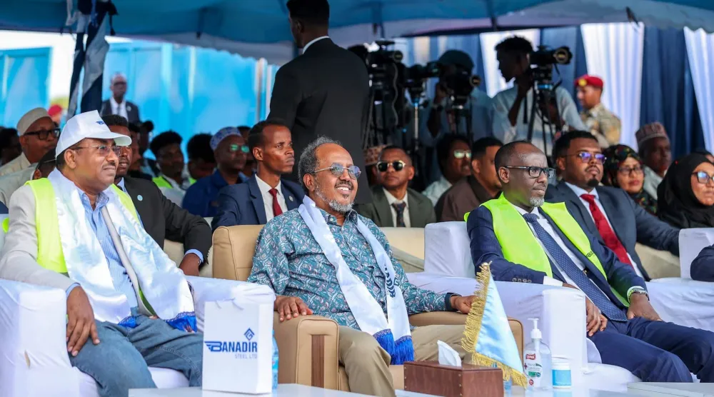 الرئيس الصومالي حسن شيخ محمود خلال افتتاحه مصنع بنادر للصلب قبل أيام (وكالة الأنباء الصومالية)
