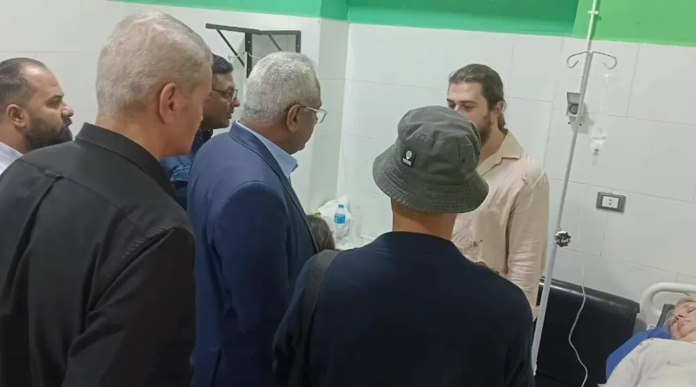 مسؤولون يتفقدون حالة المصابين في حادث تصادم بمدينة رأس غارب (محافظة البحر الأحمر)