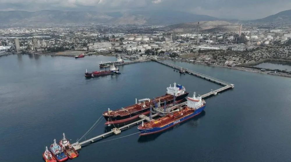 سفن راسية بجوار مصافي شركة «هيلينيك بتروليوم» بالقرب من أثينا في اليونان (رويترز)