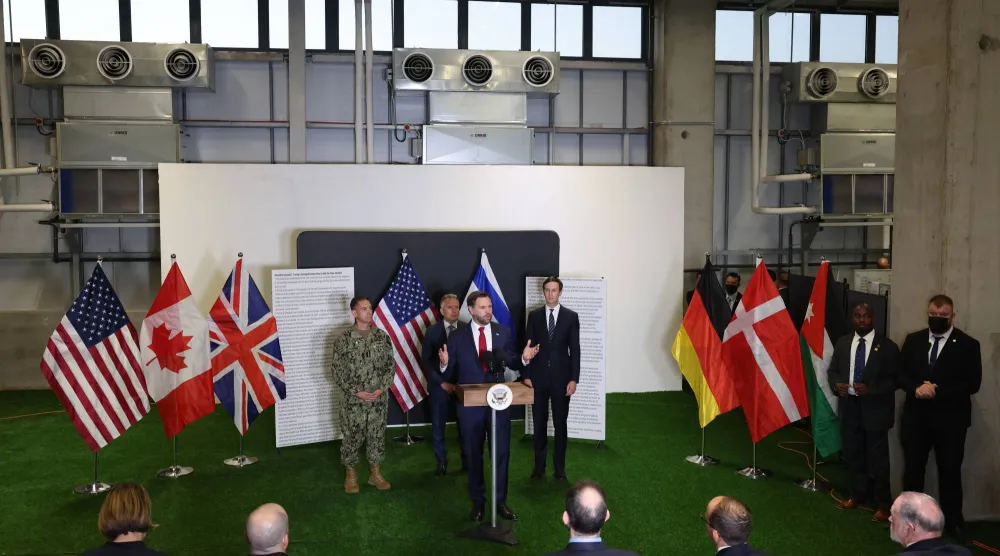 نائب الرئيس الأميركي جي دي فانس يلقي كلمة في مركز التنسيق المدني - العسكري في جنوب إسرائيل الجمعة (إ.ب.أ)