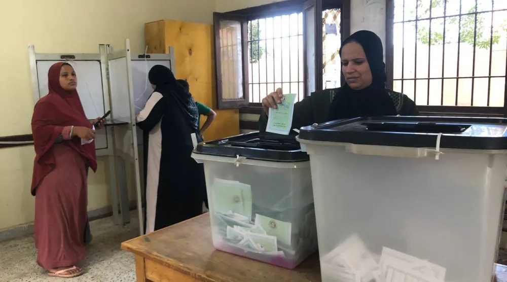 سيدة مصرية تدلي بصوتها في اليوم الثاني من المرحلة الأولى لانتخابات مجلس النواب المصري (المجلس القومي للمرأة)