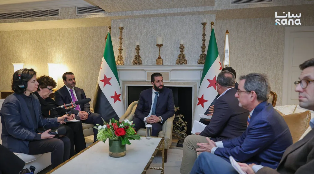  كبار المحررين في صحيفة «واشنطن بوست» في جلسة مع الرئيس الشرع (سانا)