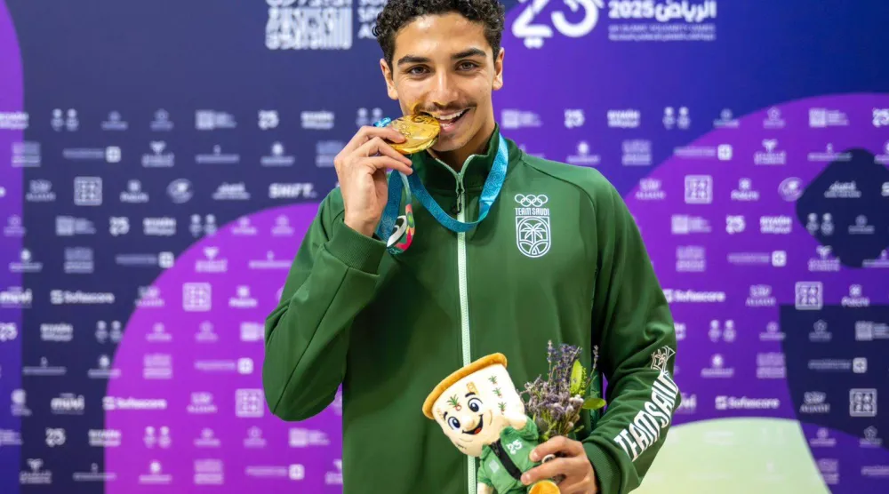 زيد السراج يحتفل بالميدالية الذهبية (الشرق الأوسط) 