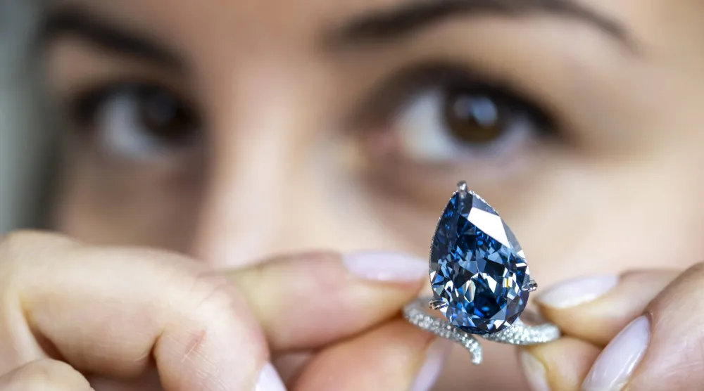 ماسة «ميلون بلو» الزرقاء خلال معاينة مسبقة في مقر دار «كريستيز» بجنيف (إ.ب.أ) 