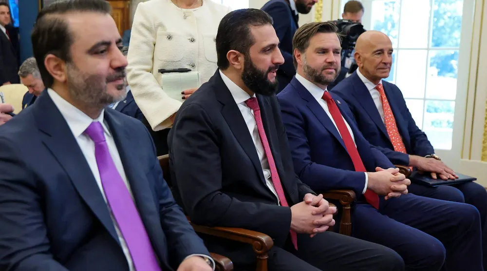 من اليسار: وزير الخارجية السوري أسعد الشيباني، الرئيس السوري أحمد الشرع، نائب الرئيس الأميركي جي دي فانس، المبعوث الأميركي إلى سوريا توم براك (أ.ف.ب)