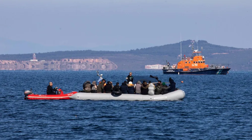 ثلاثة قتلى في غرق قارب مهاجرين في اليونان