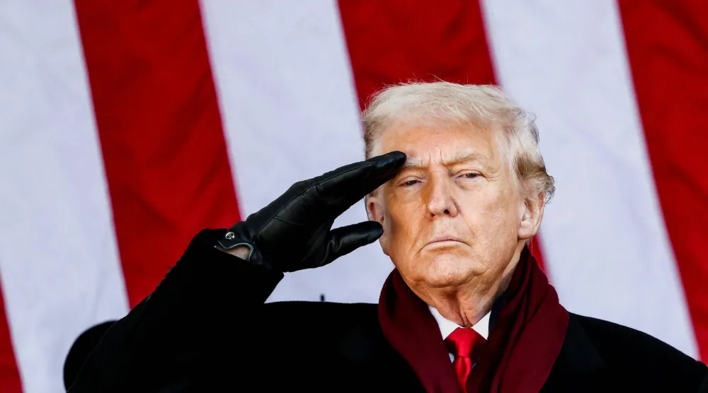 الرئيس الأميركي دونالد ترمب يُلقي التحية العسكرية في مقبرة أرلينغتون الوطنية بمناسبة يوم المحاربين القدامى (رويترز)