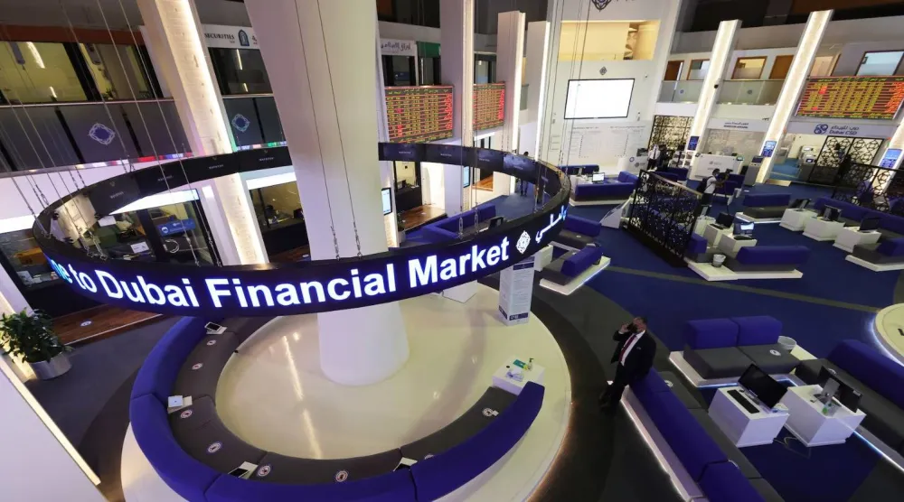 داخل مقر بورصة دبي (رويترز)