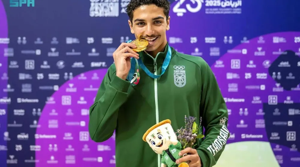 Zaid Al-Sarraj poses with his medal. (SPA)