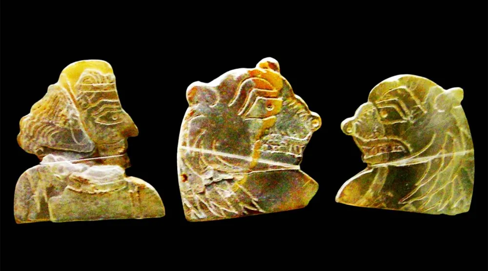 3 قطع منقوشة على صدف من عِرق اللؤلؤ مصدرها موقع مليحة في إمارة الشارقة