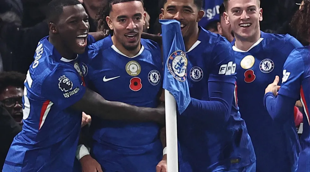 لاعبو تشيلسي يحتفلون بتسجيل الهدف الافتتاحي أمام وولفرهامبتون (أ.ف.ب)
