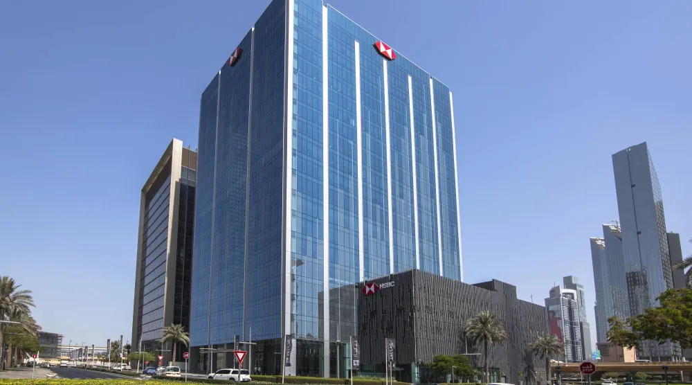 مقر بنك «إتش إس بي سي» في مدينة دبي الإماراتية (الشرق الأوسط)