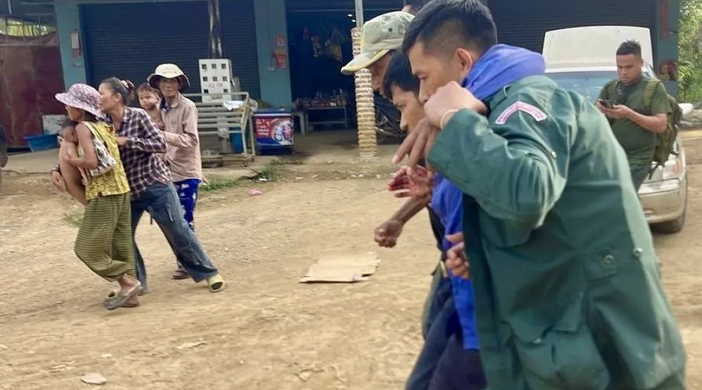 رجل كمبودي مصاب يتلقى المساعدة خلال اشتباكات في مقاطعة بانتياي مينشي (إ.ب.أ)