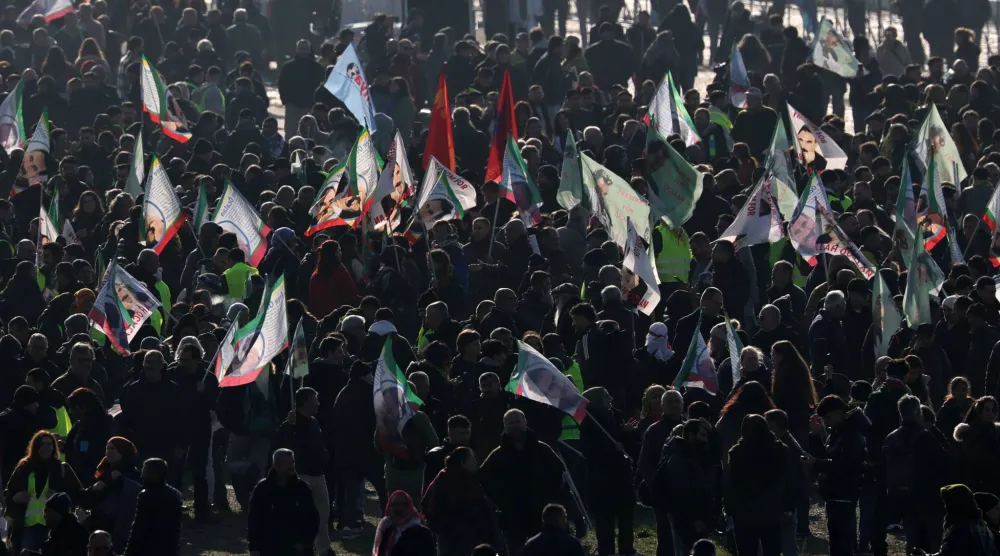 مظاهرة للأكراد في مدينة كولونيا الألمانية في 8 نوفمبر للمطالبة بإطلاق سراح زعيم حزب «العمال الكردستاني» عبد الله أوجلان (د.ب.أ)