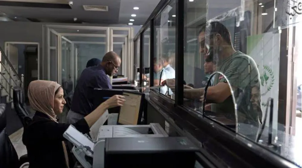  ليبي ينهي معاملة في أحد المصارف الليبية (أرشيفية - رويترز)