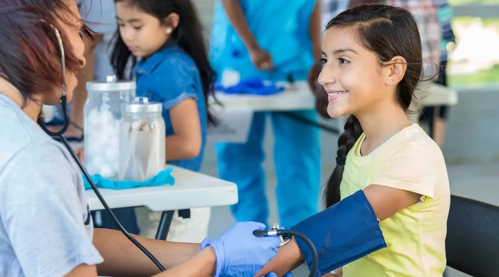 الباحثون يؤكدون أهمية الفحص المبكر لاكتشاف ضغط الدم المرتفع لدى الأطفال (جامعة ميامي)