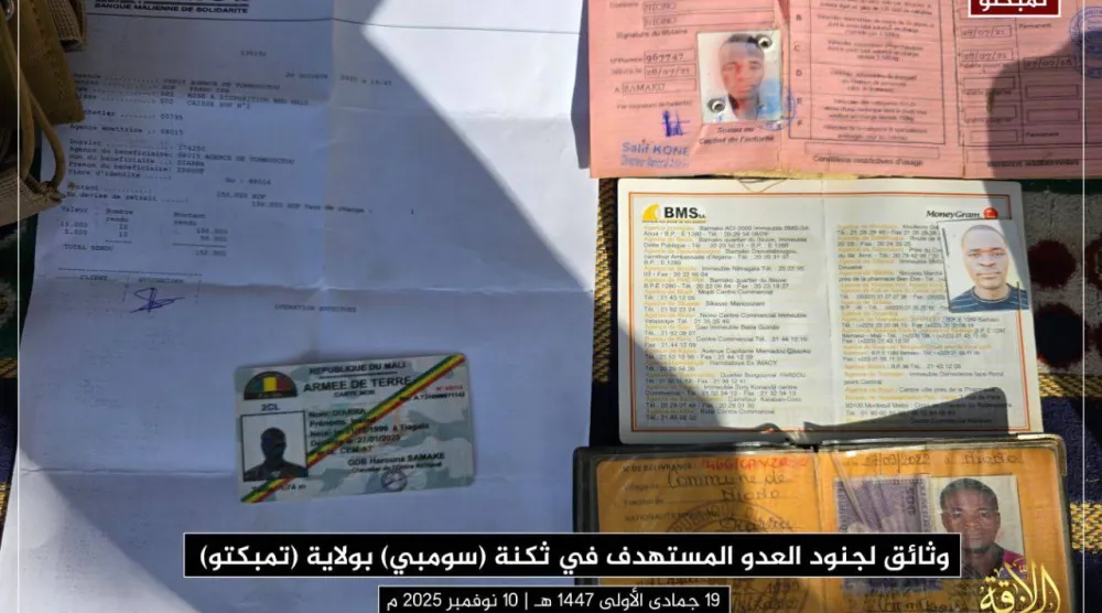 وثائق لجنود ماليين قتلوا في الهجوم الإرهابي عرضها التنظيم الإرهابي  (إعلام محلي)

