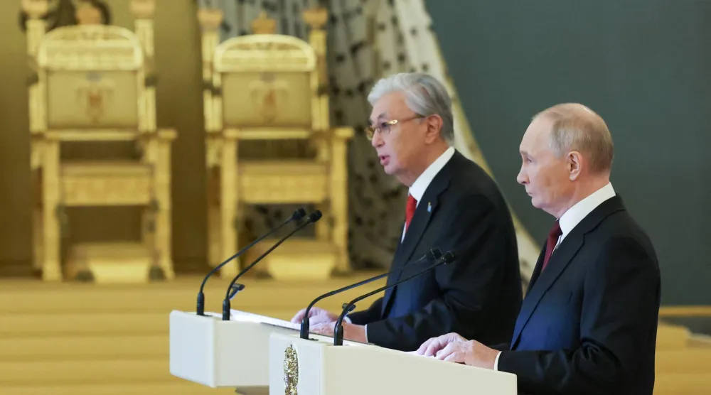 بوتين وتوكاييف يتحدثان إلى المشاركين في المنتدى الحادي والعشرين للتعاون الإقليمي بين روسيا وكازاخستان (رويترز)