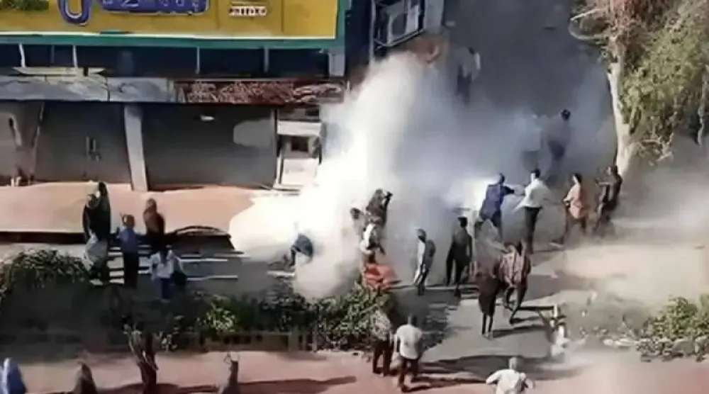 صورة نشرتها وكالة «نور نيوز» شبه الرسمية من اللحظات الأولى للشجار بين الشاب وعمال البلدية