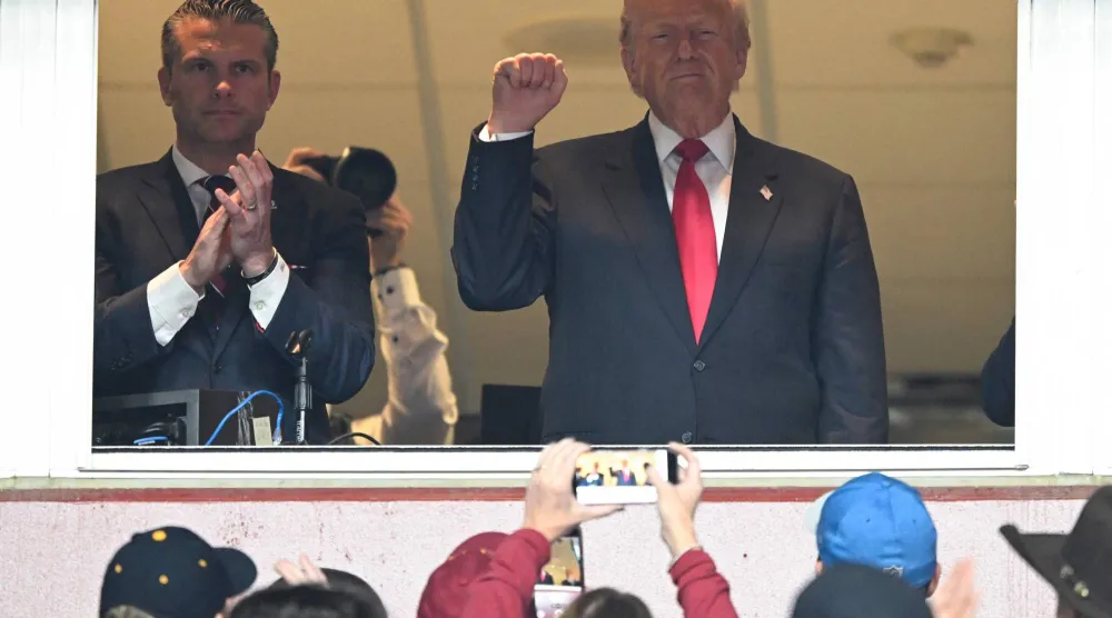 وزير الدفاع الأميركي بيت هيغسيث يصفق للرئيس دونالد ترمب خلال مباراة كرة قدم أميركية في لاندوفر - ميريلاند (أ.ف.ب)