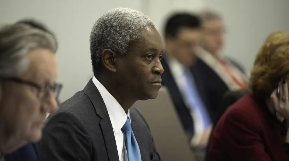 بوستيك وإلى يمينه رئيس بنك الاحتياطي الفيدرالي في كانساس سيتي جيفري شميد (الاحتياطي الفيدرالي)