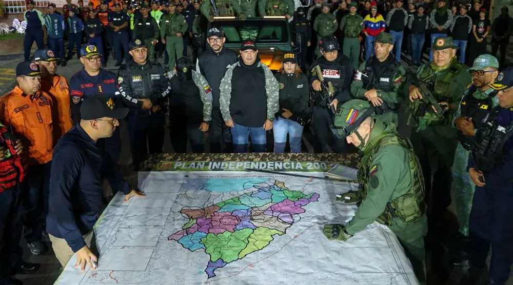 أعضاء في الميليشيا البوليفارية والقوات المسلحة يشاركون في مناورة عسكرية أمر بها الرئيس الفنزويلي نيكولاس مادورو في ميريدا يوم 11 نوفمبر (رويترز)