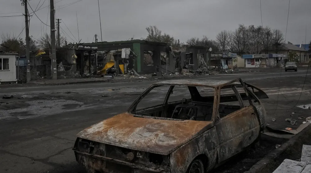 سيارة مدمرة في مدينة بوكروفسك مع تقدم القوات الروسية أمس (رويترز)