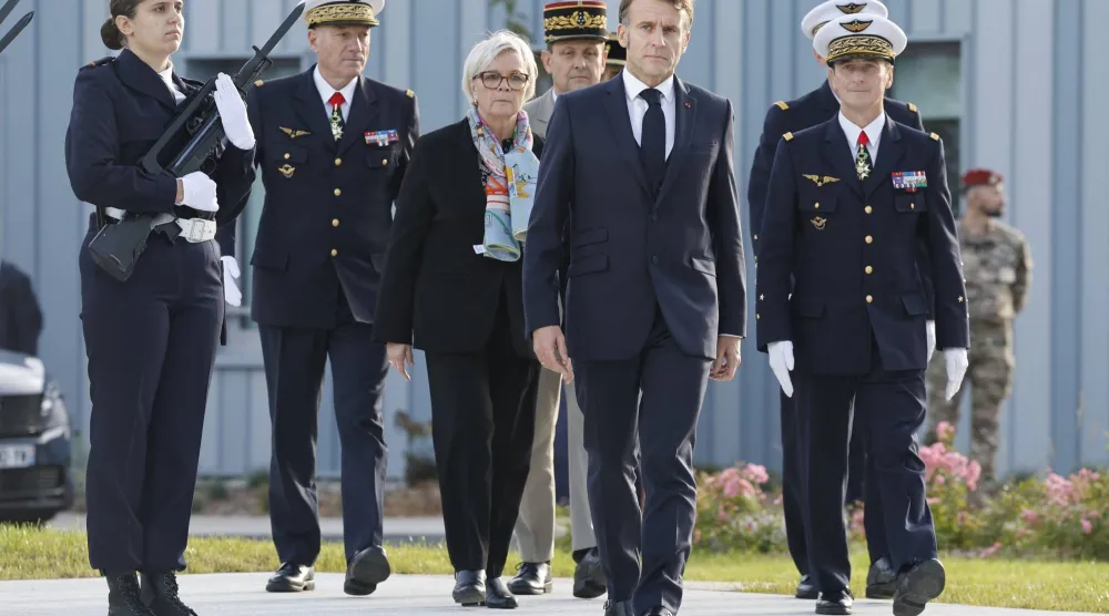 الرئيس الفرنسي إيمانويل ماكرون (وسط) يصل إلى القاعدة الجوية 101 قبل افتتاح القيادة الفضائية الفرنسية في تولوز الأربعاء 12 نوفمبر (أ.ف.ب)