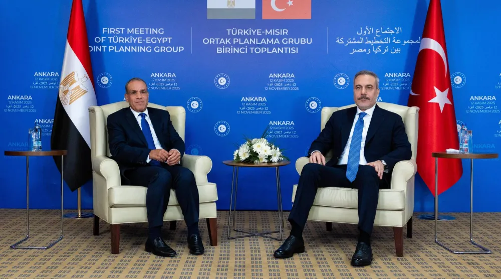 وزير الخارجية المصري بدر عبد العاطي مع نظيره التركي هاكان فيدان في أنقرة (إ.ب.أ)