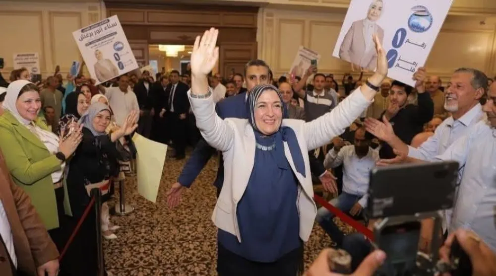 مرشحة حزب «مستقبل وطن» عقب إعلان فوزها وفق إحصائيات مبدئية في مدينة دمنهور بدلتا مصر (الصفحة الرسمية للمرشحة سناء برغش)
