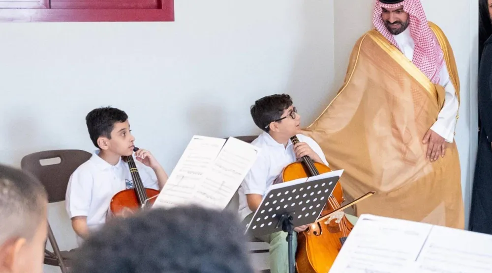 الأمير بدر بن عبد الله بن فرحان يلتقي طلبة أكاديمية آفاق للفنون والثقافة (واس)
