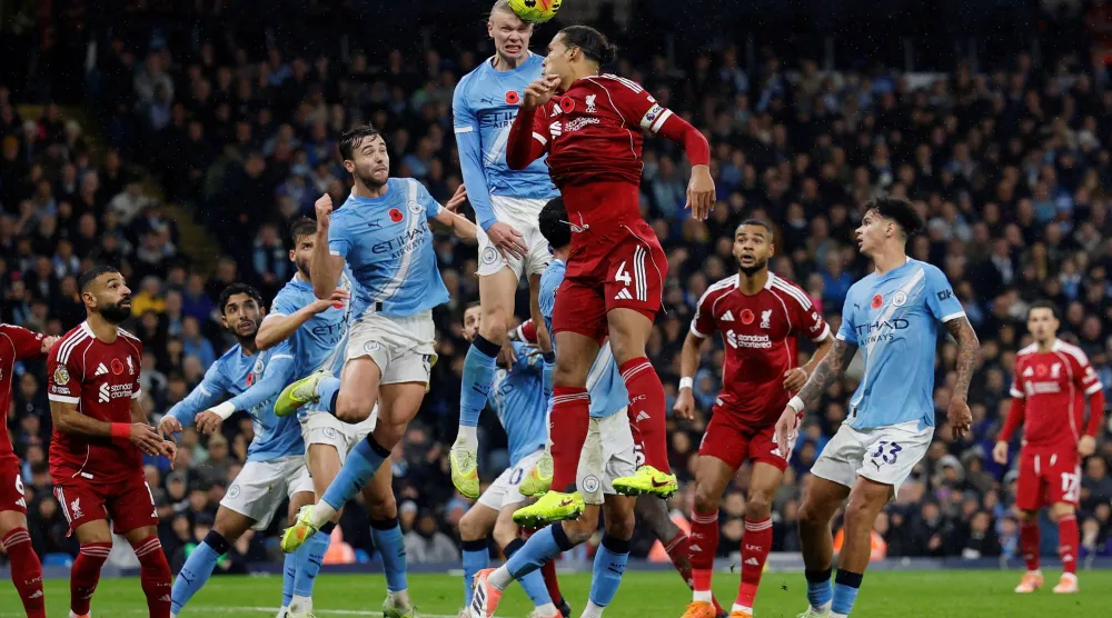 هالاند يواصل تألقه وهواية التهديف في المواجهة أمام ليفربول (رويترز)

