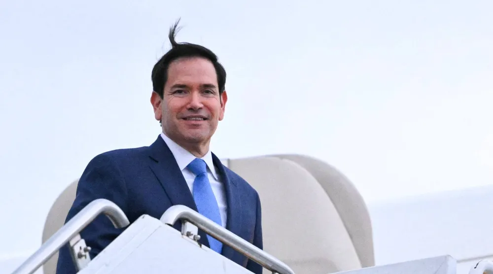 وزير الخارجية الأميريكي ماركو روبيو في مطار هاميلتون الدولي عقب اجتماع وزراء خارجية مجموعة السبع (رويترز)