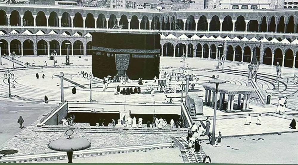 
قبو زمزم يظهر في صحن المطاف عام 1970 (دارة الملك عبد العزيز)