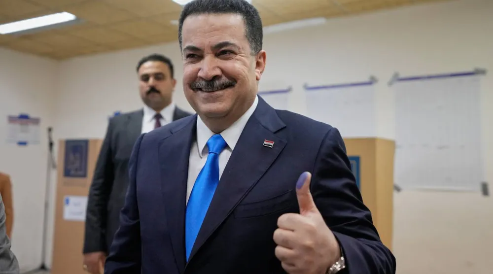 رئيس الوزراء العراقي محمد شياع السوداني بعد الإدلاء بصوته في الانتخابات التشريعية أمس (أ.ب)