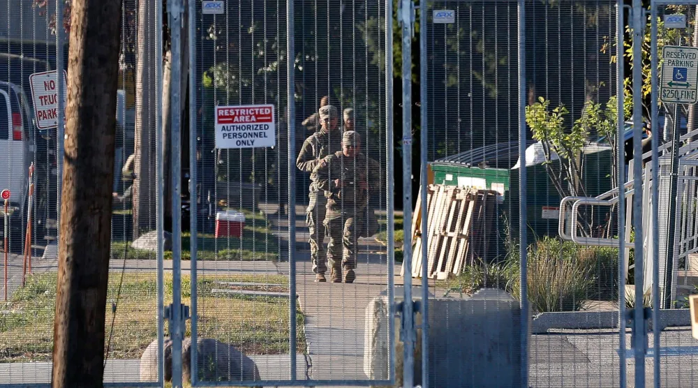 أفراد من الحرس الوطني التابع لتكساس داخل منشأة احتجاز تابعة لإدارة الهجرة والجمارك الأميركية في برودفيو إيلينوي (أرشيفية - أ.ف.ب)