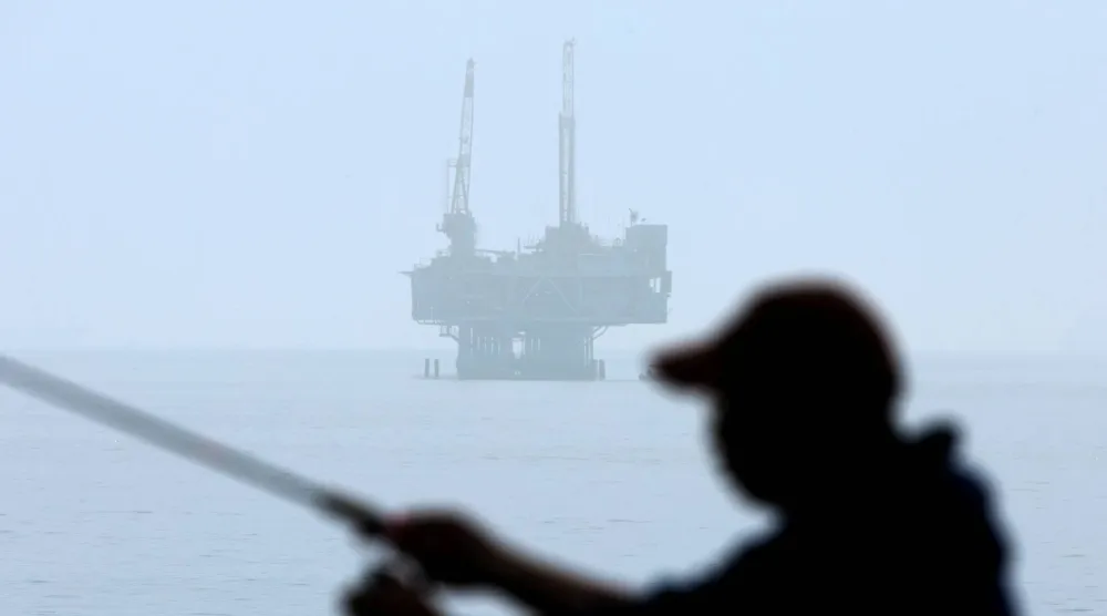 منصة الحفر النفطي البحرية «إيستر» في الضباب قبالة سواحل كاليفورنيا من سيل بيتش، كاليفورنيا (رويترز)