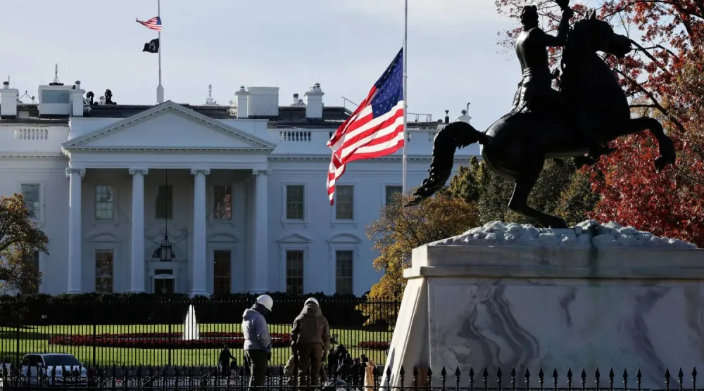 Beyaz Saray yakınlarındaki Lafayette Meydanı'nda Andrew Jackson heykelinin kaidesinde çalışan işçiler (Reuters)