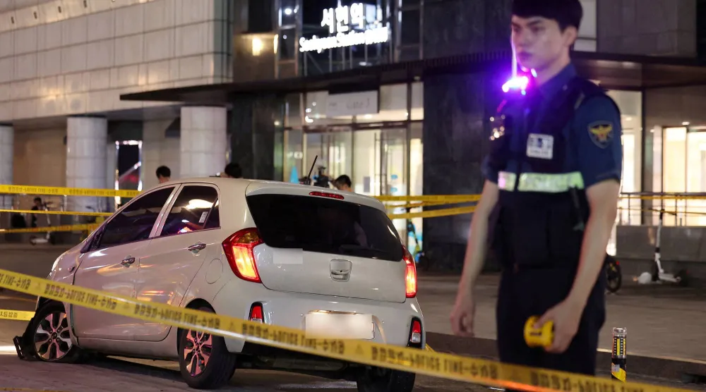 شرطي يقف بجوار المكان الذي وقعت فيه حادثة طعن بكوريا الجنوبية عام 2023 (رويترز)