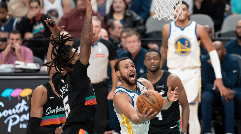 ستيفن كوري تعملق أمام سان أنتونيو سبيرز (رويترز)