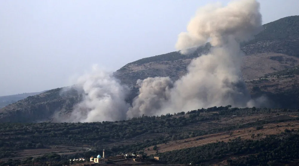 تصاعد الدخان إثر غارة إسرائيلية على أطراف قرية جرمق جنوب لبنان (أ.ف.ب)