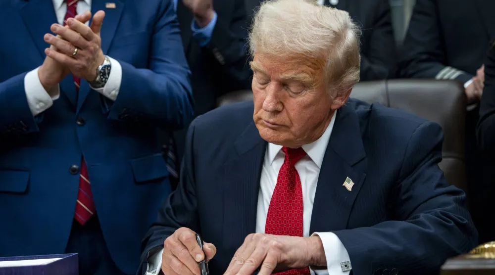 ترمب يوقع على حزمة التمويل لإعادة فتح الحكومة الفيدرالية في المكتب البيضاوي بالبيت الأبيض (إ.ب.أ)